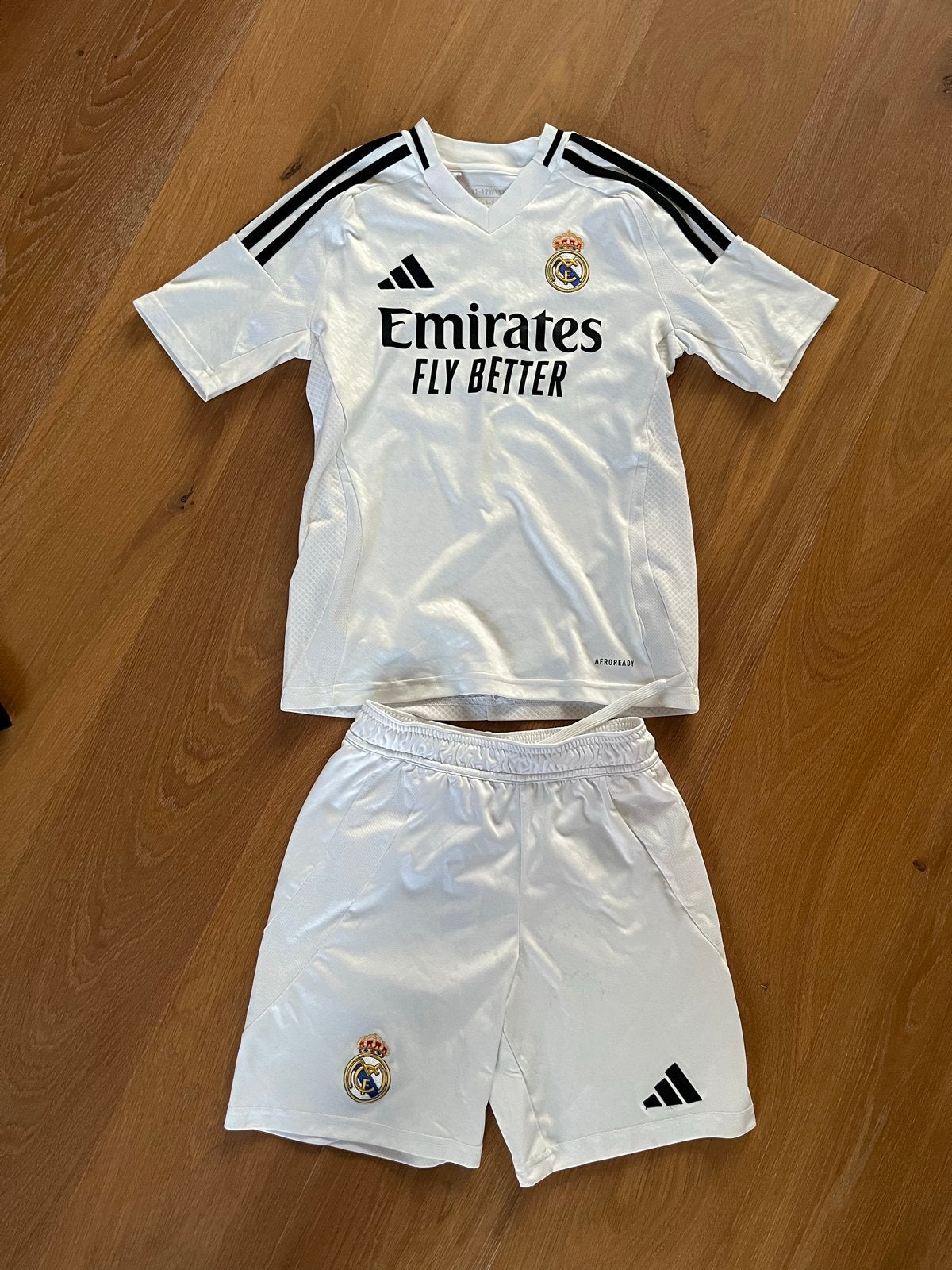 Real Madrid Thuisshirt en Broekje tenue Mbappé Maat 152 zgan, Maat XS of kleiner, Ophalen of Verzenden, Zo goed als nieuw, Set