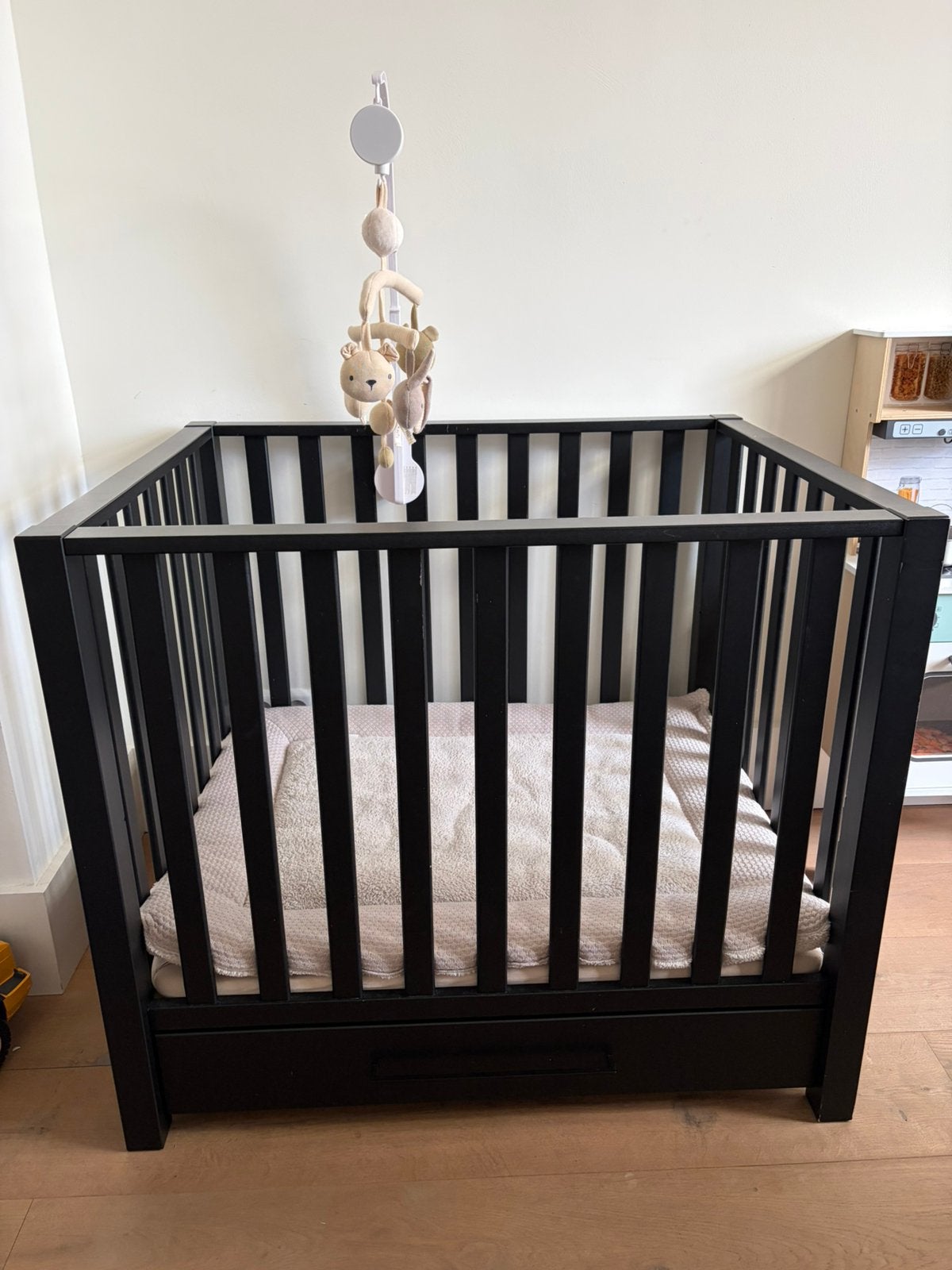 Zwarte box met lade Europe Baby Casper met boxkleed + boxmat, Ophalen, Zo goed als nieuw, Rechthoekig, In hoogte verstelbaar