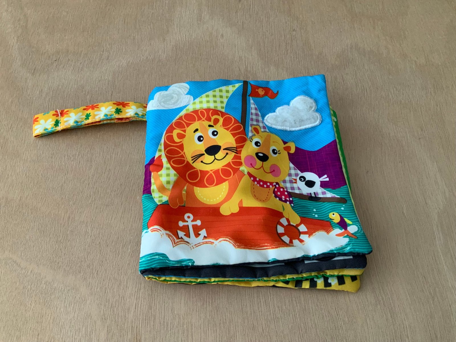 Stoffen baby boekje. Vrolijke kleuren en geluidjes., Ophalen of Verzenden, Zo goed als nieuw, Overige typen