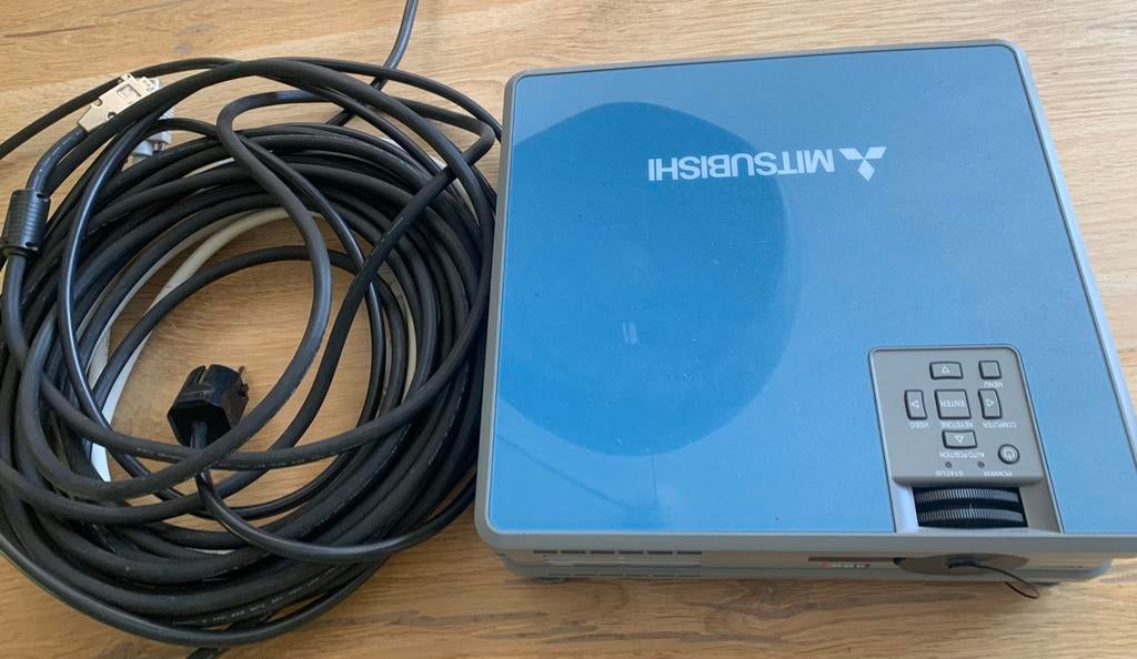 Beamer mitsubishi vga. Ouder modelletje. Lange kabel, Audio, Tv en Foto, Beamers, Ophalen of Verzenden, Zo goed als nieuw, Overige resoluties