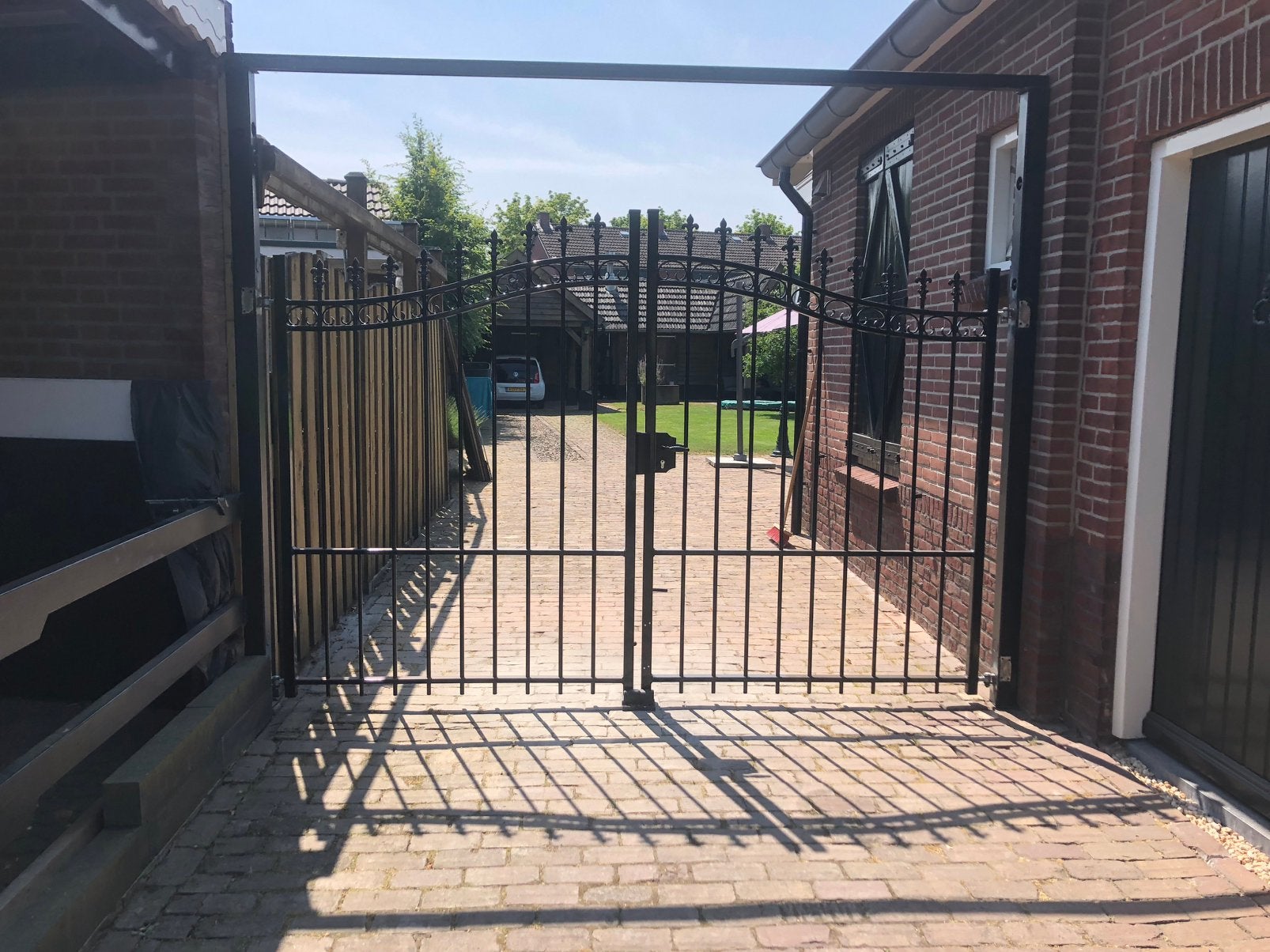 sierhekwerk met sierkrullen en franse lelie's, Met poort, Nieuw, Ophalen of Verzenden, Sierhekwerk