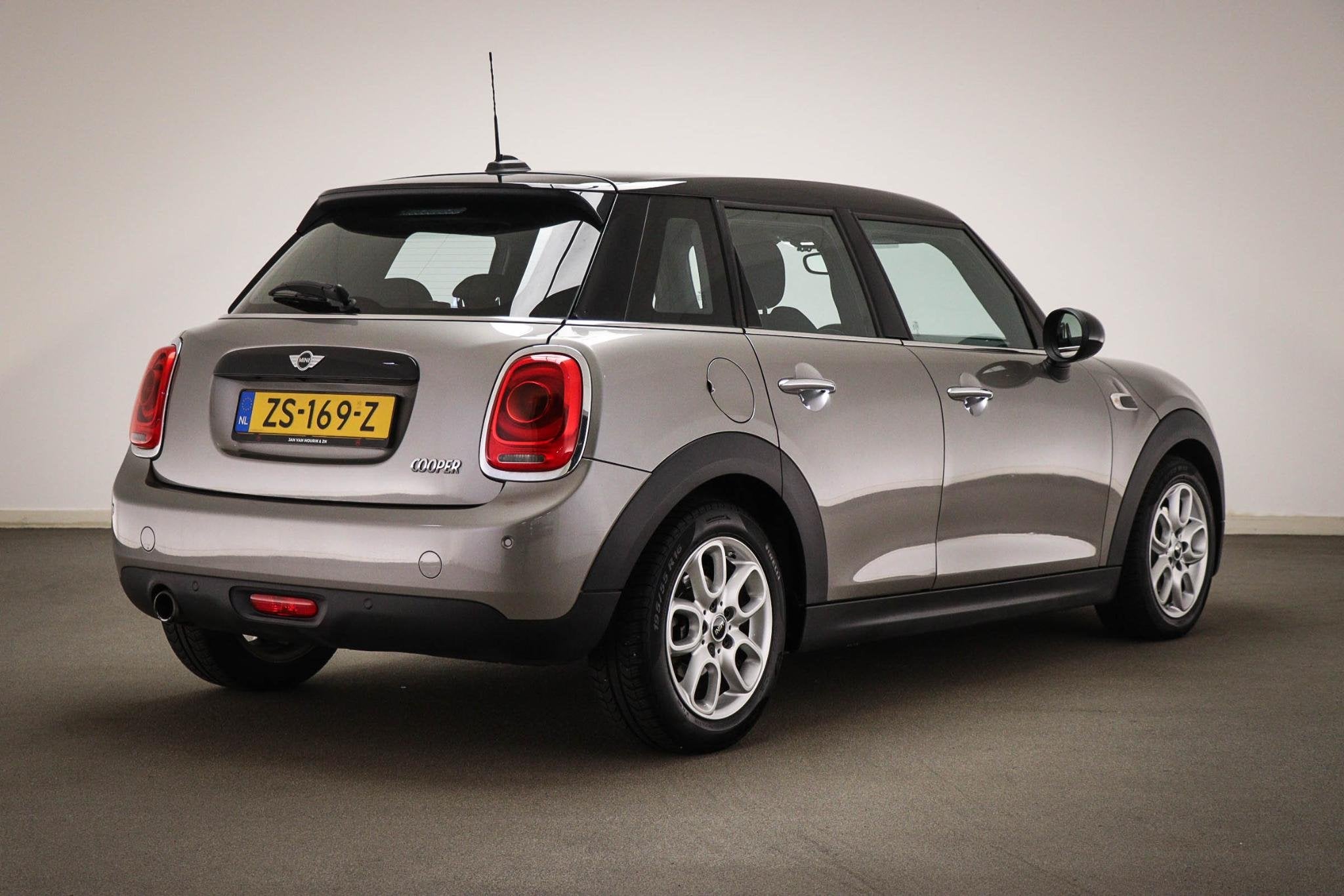 MINI 5-Deurs 1.5 Cooper Chili Serious Business | HALF LEDER, 136 pk, Gebruikt, Met garantie (alle), Verwarmde buitenspiegels