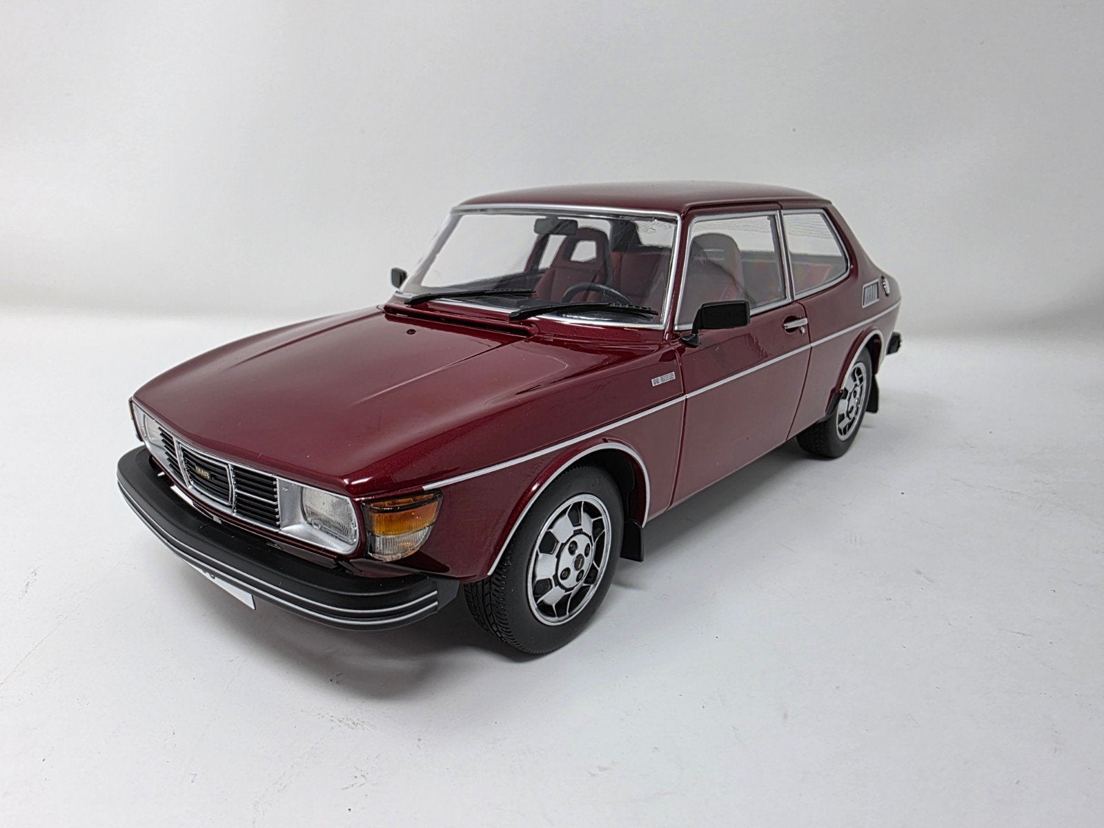 Saab 99 EMS donker rood metallic 1:18 in OVP, Hobby en Vrije tijd, Modelauto's | 1:18, Ophalen of Verzenden, Nieuw, Overige merken