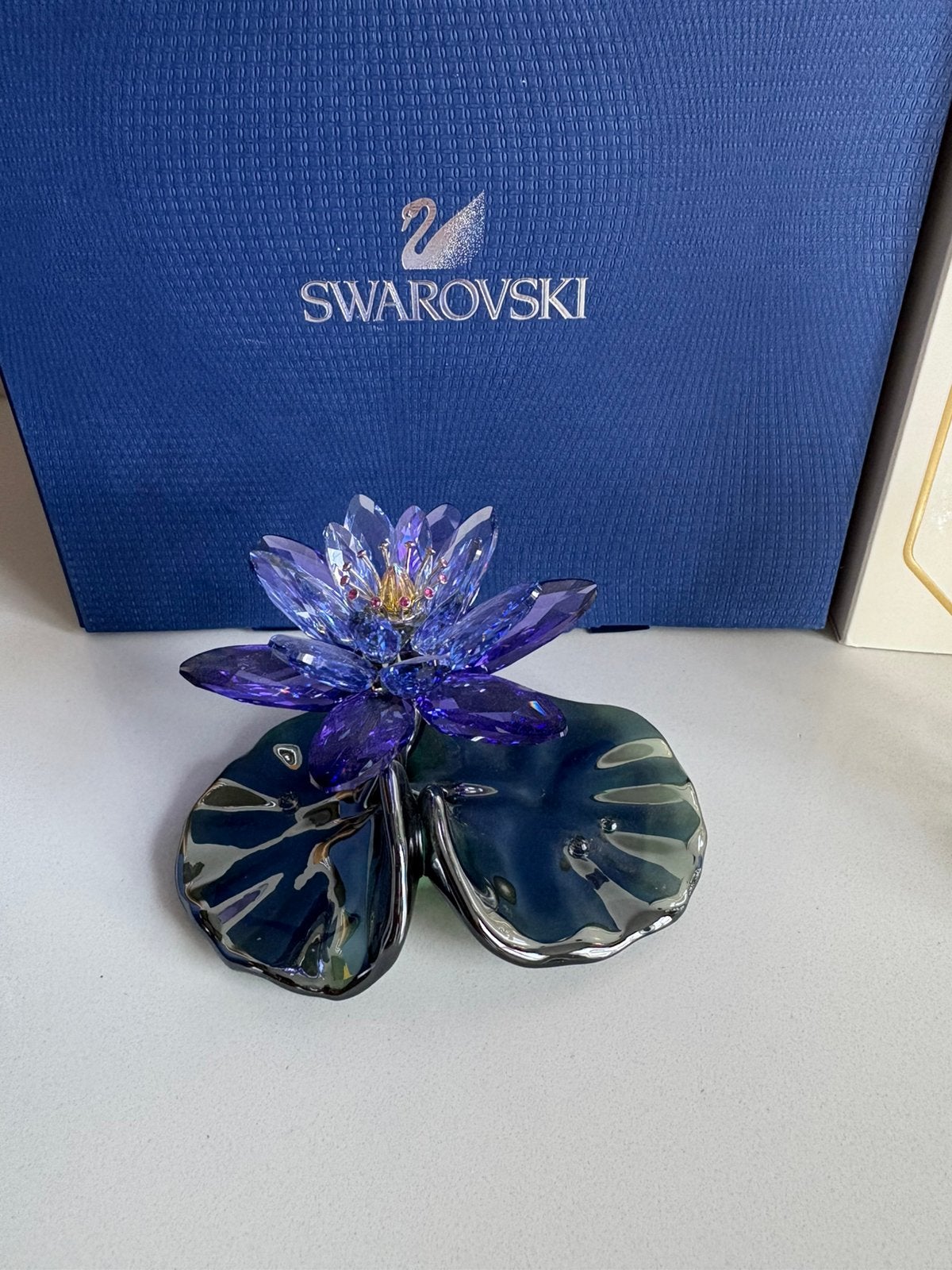 Swarovski waterlelie Blue Violet, Ophalen of Verzenden, Zo goed als nieuw, Figuurtje