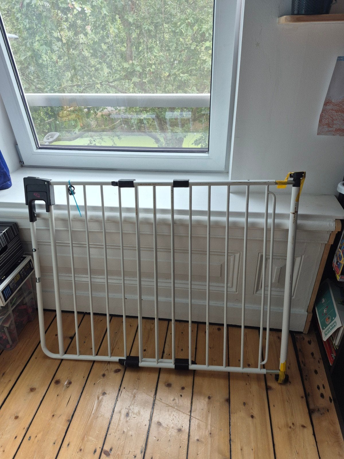 Wit metalen veiligheidshekje, uitschuifbaar, Ophalen, Gebruikt, 100 tot 115 cm, Klemhekje