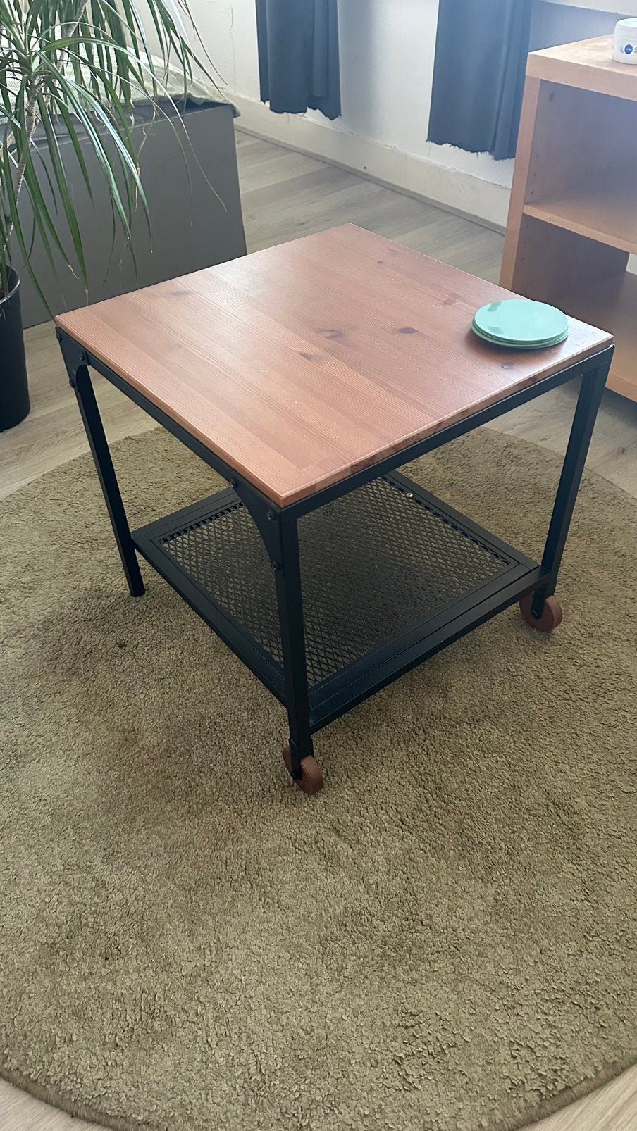 IKEA FJÄLLBO salontafel op wieltjes - zo goed als nieuw, Huis en Inrichting, Tafels | Salontafels, Ophalen, Zo goed als nieuw
