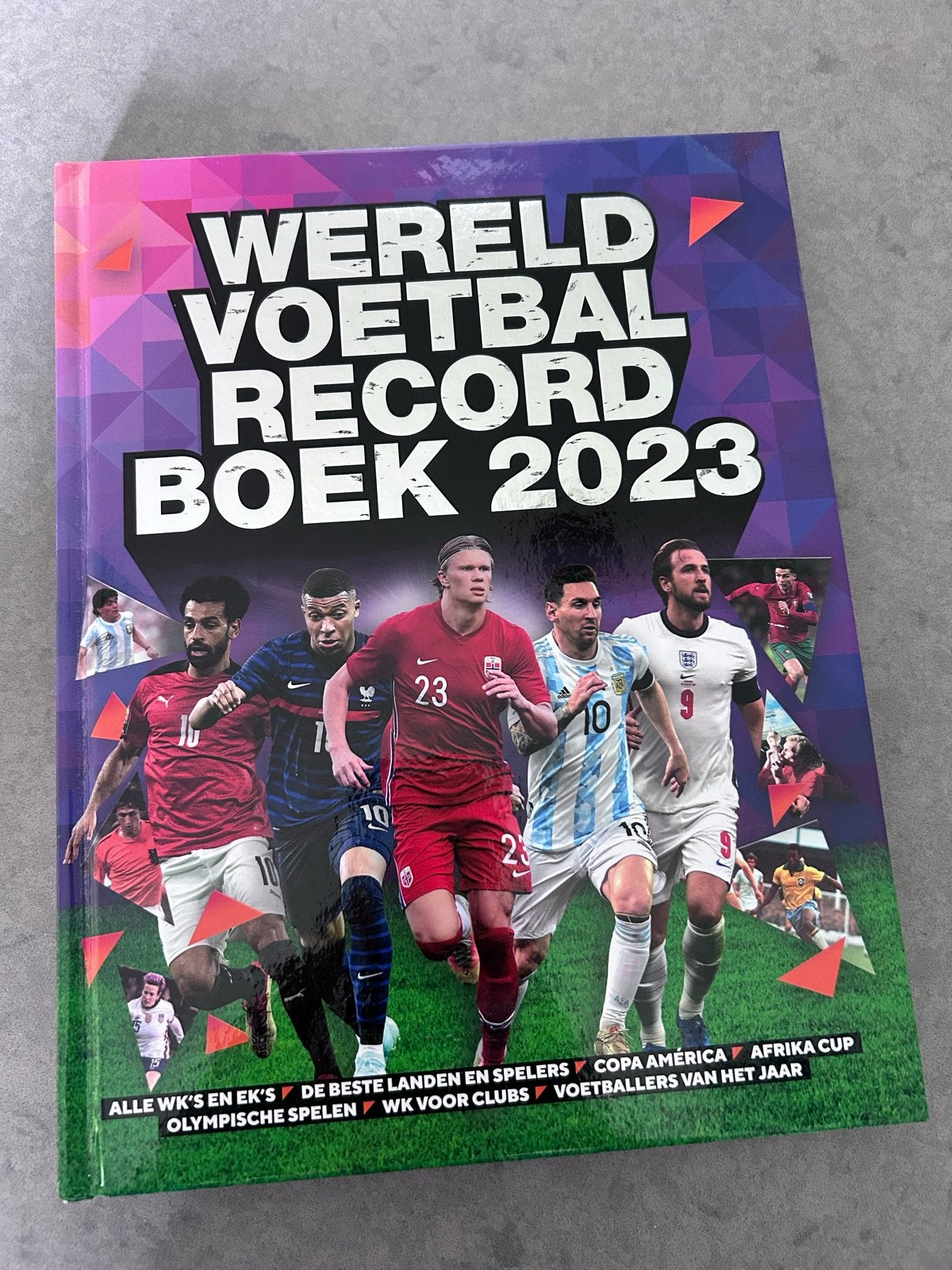 Wereld Voetbal Recordboek 2023 - 14e editie, Boeken, Ophalen of Verzenden, Zo goed als nieuw, Overige sporten