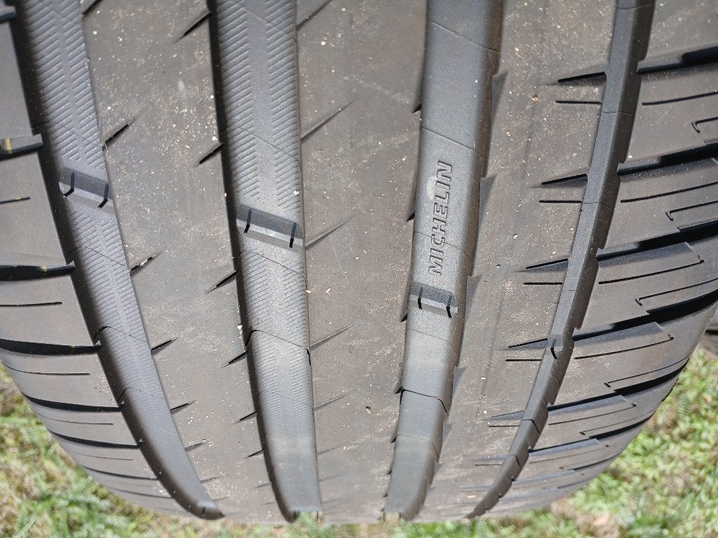 Foto 2 van Michelin Pilot Sport EV zomerbanden - 255/45 R20 x 4