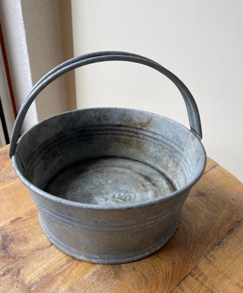 Zinken, rond bakje voor in de tuin met hengsel, Tuin en Terras, Bloembakken en Plantenbakken, Ophalen of Verzenden, Zo goed als nieuw