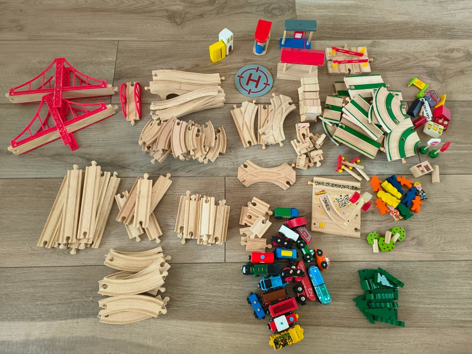 Grote set houten treinbaan met treinen en accessoires, Ophalen, Gebruikt