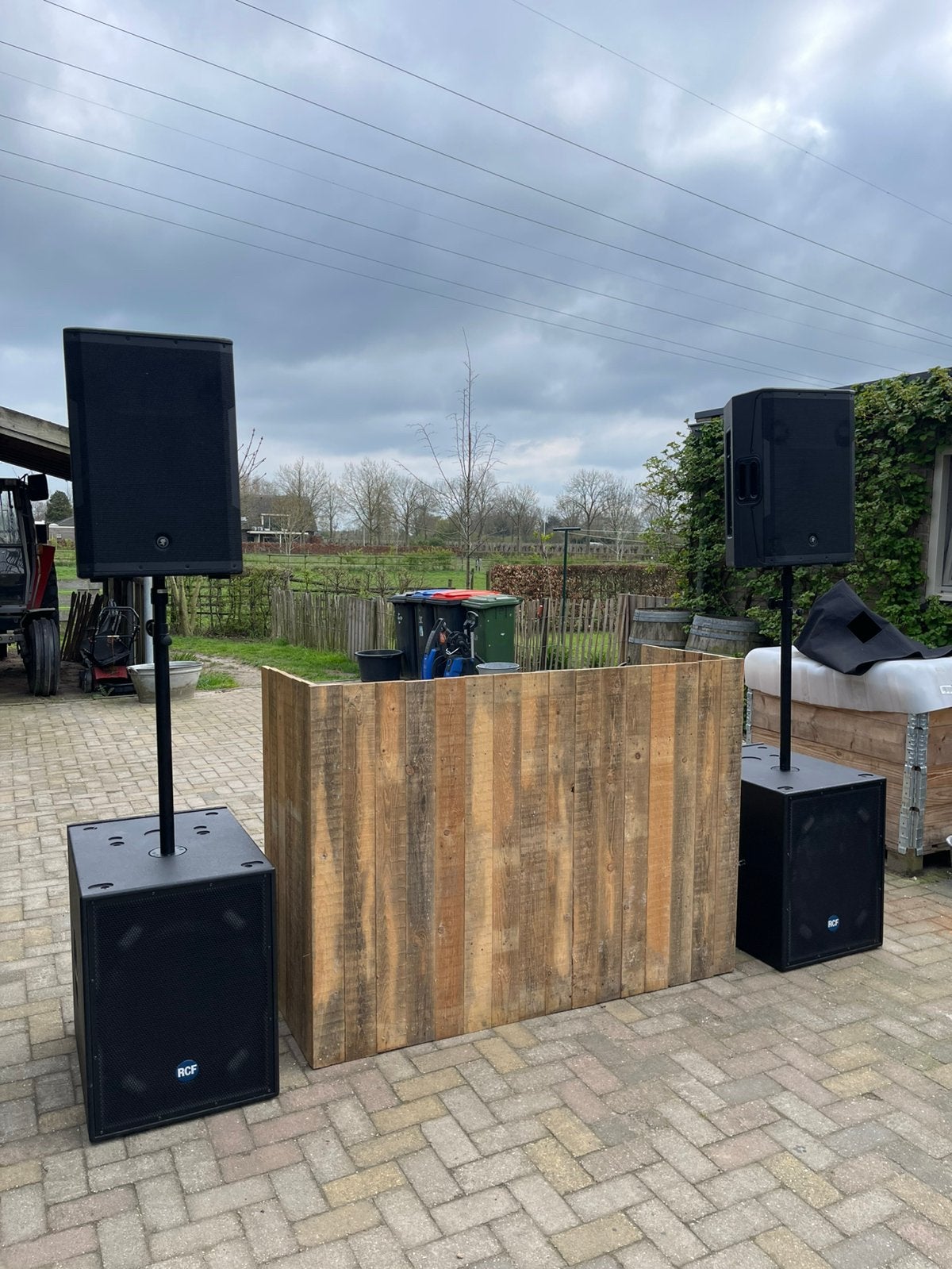 Rcf 8001 sub mackie srm 650 dj set compleet met booth, Ophalen, Zo goed als nieuw, Overige merken