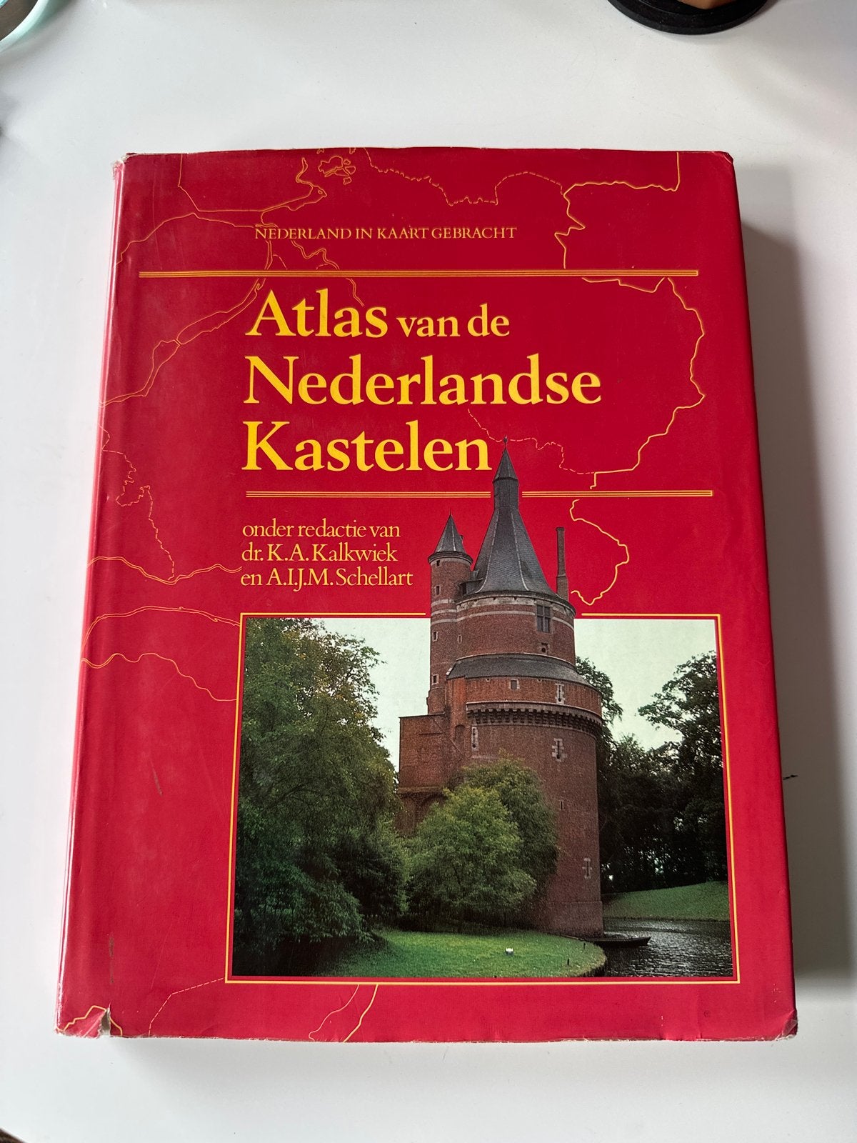 Atlas van de Nederlandse Kastelen - Historisch Overzicht, Boeken, Gelezen, Overige atlassen, Ophalen of Verzenden, 1800 tot 2000