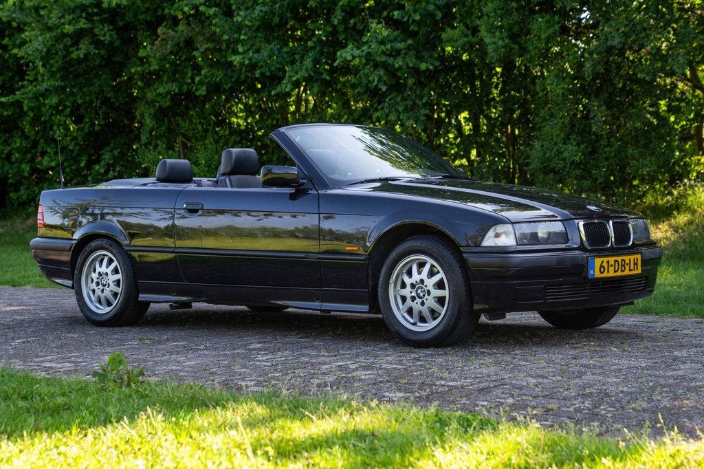 BMW 3-serie Cabrio 318i Executive 1e Eig NL-auto Youngtimer, Auto's, 1345 kg, Achterwielaandrijving, Gebruikt, Zwart