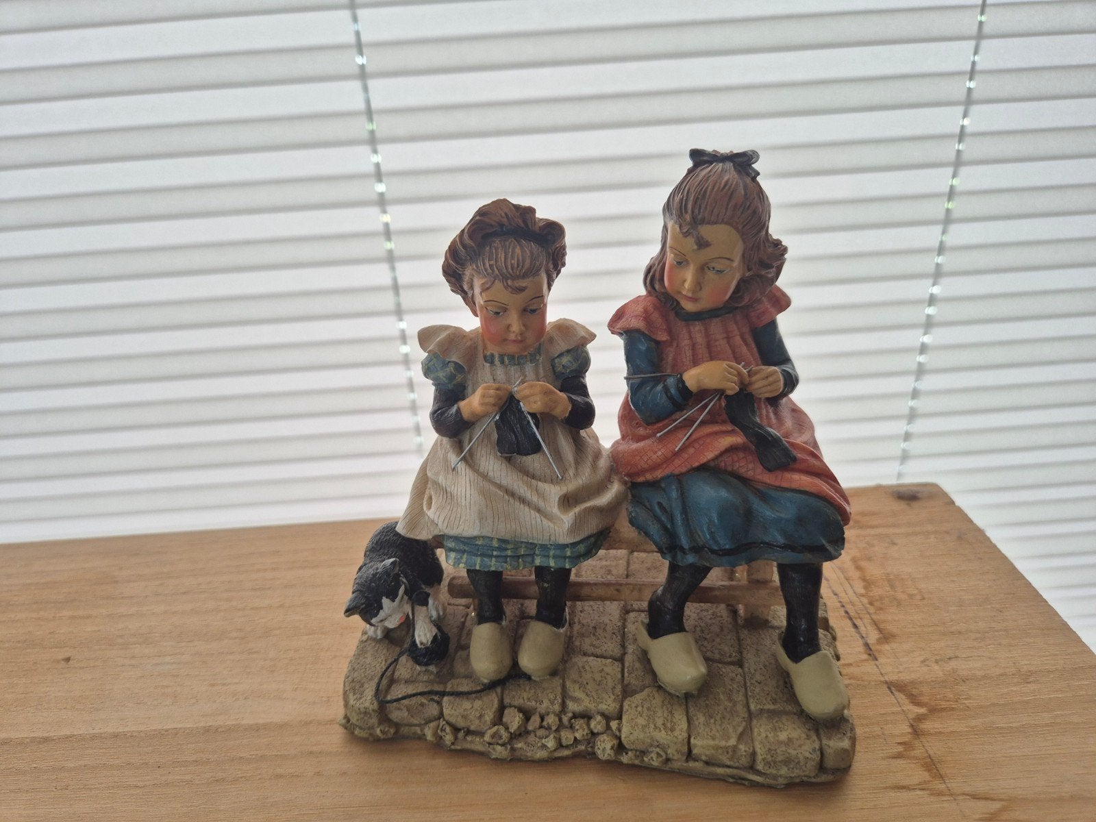 Ot en Sien Collectables beeldje - Breiende meisjes met kat, Verzamelen, Ophalen of Verzenden, Gebruikt, Mens