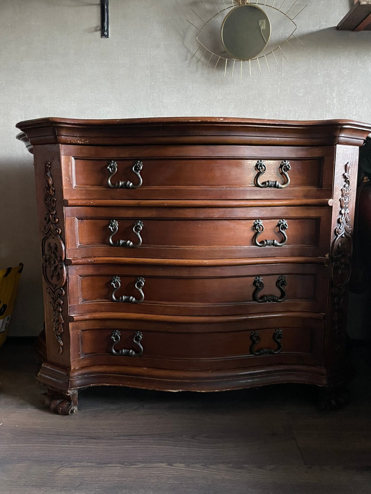 Antieke houten ladekast met metalen ornamenten, Ophalen