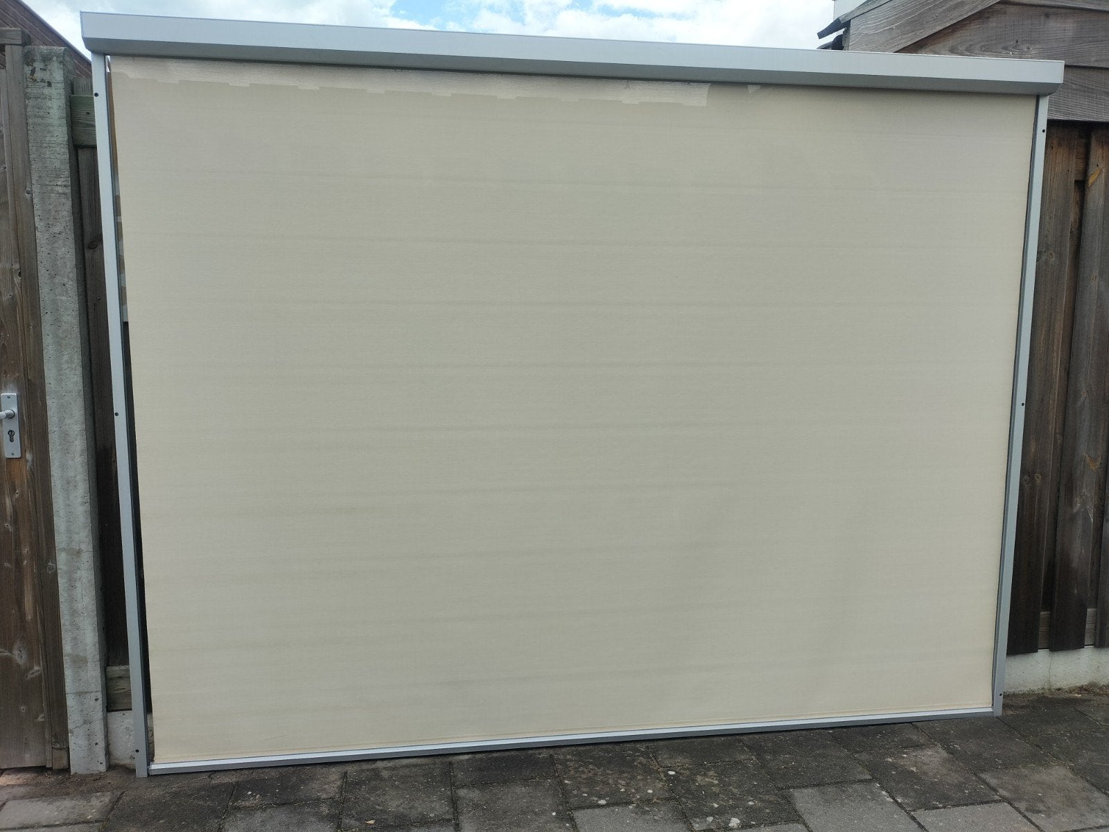 Elektrisch screen - Technisch zilver kast, zandkleurig doek, Ophalen, Gebruikt, Elektrisch, 150 tot 300 cm