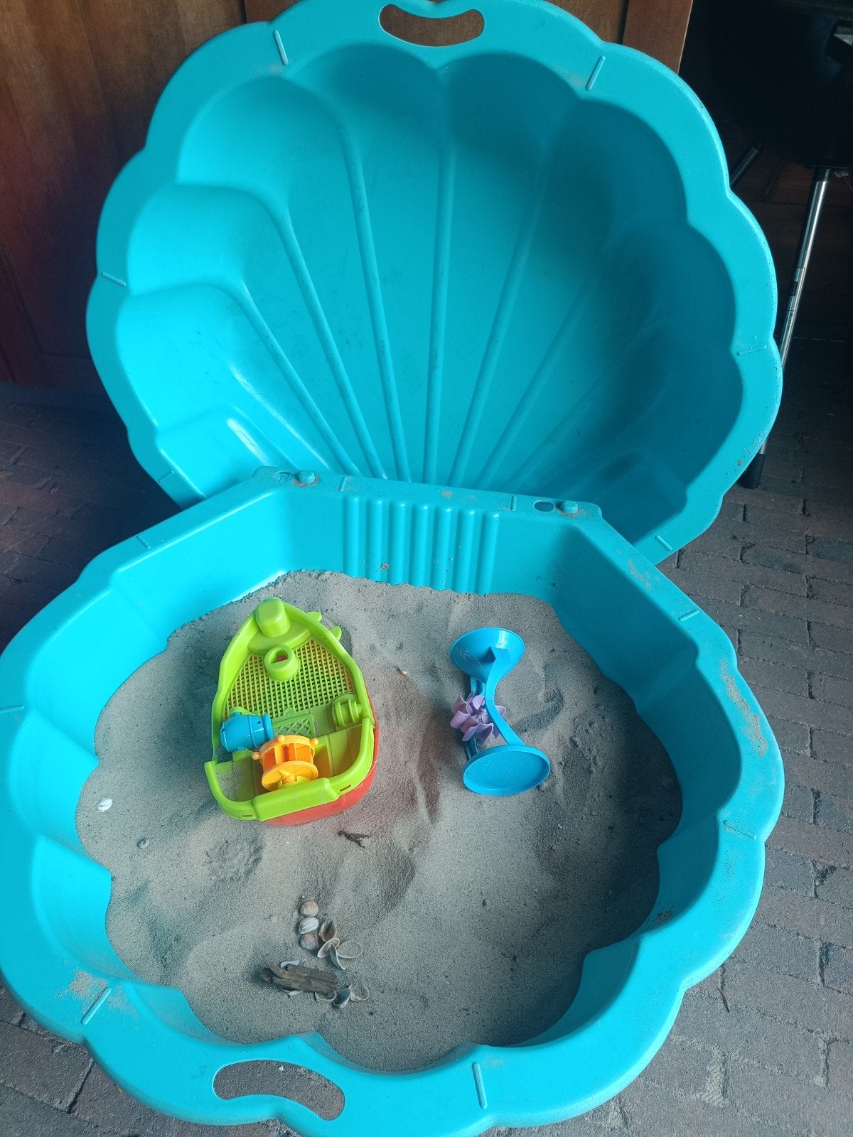 Zandbak schelp met zand en speelgoed, Kinderen en Baby's, Ophalen, Gebruikt