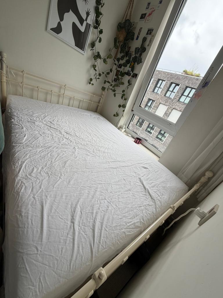 Compleet Tromsnes bed met nachtkastjes en hyllestad matras, Ophalen, Gebruikt, Wit, Tweepersoons
