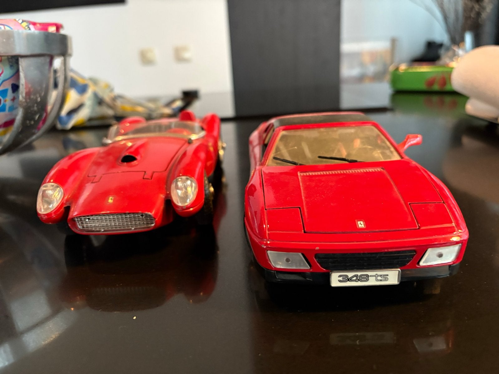 2 Ferrari modelauto's - Metaal, mee gespeeld, Ophalen, Gebruikt, Auto