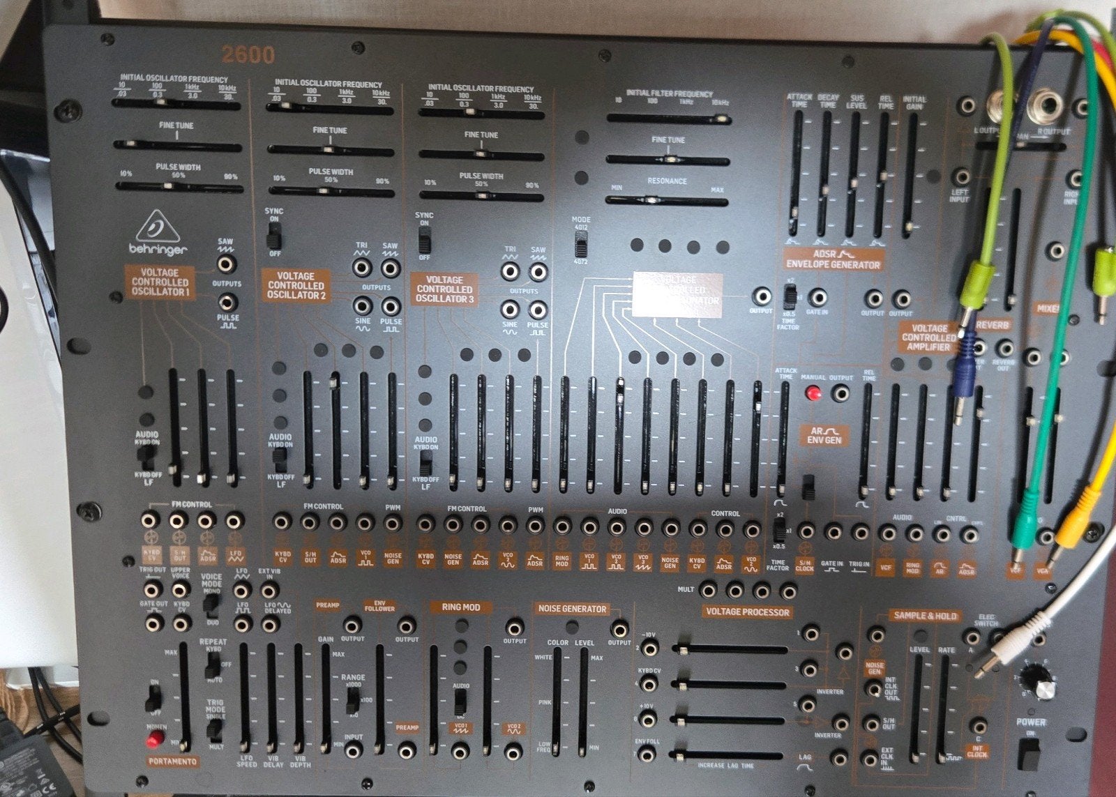 Behringer 2600 (ARP clone) incl. rack stand & patchkabels, Muziek en Instrumenten, Overige merken, Zo goed als nieuw, Met standaard