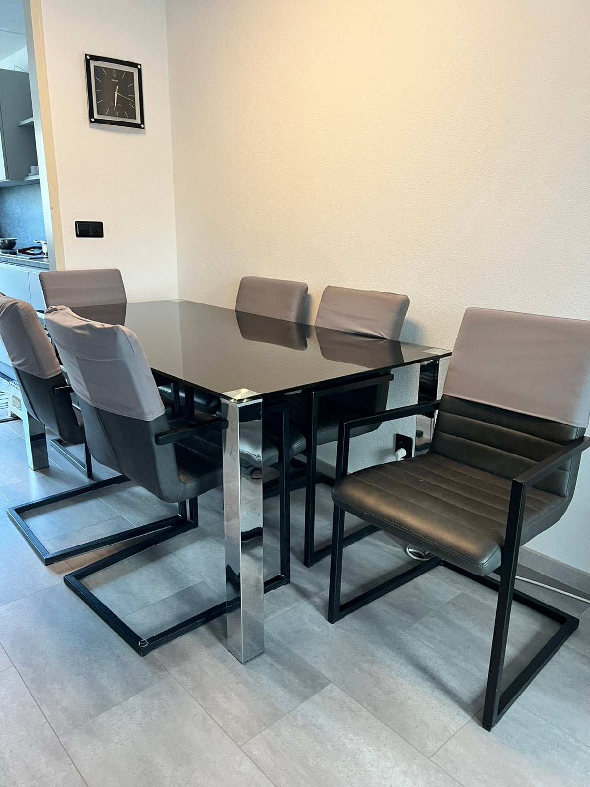 Voor €50,- meenemen: Eettafel + 6 stoelen, Ophalen, Zo goed als nieuw, Modern, 4 tot 6 stoelen