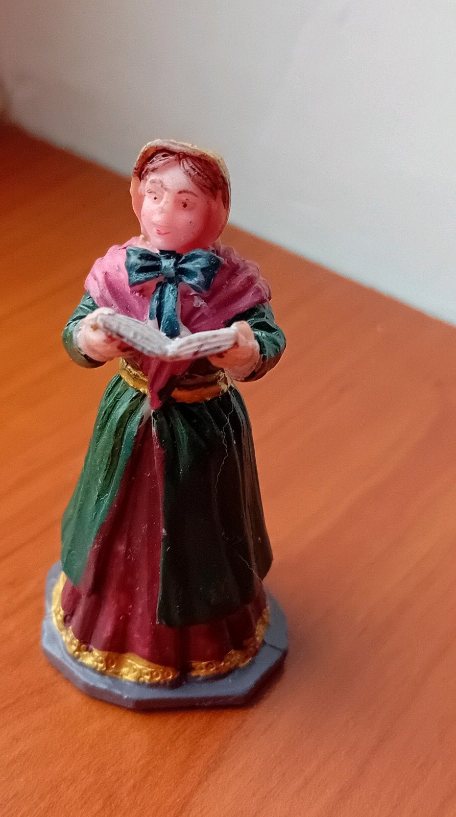 Lemax Caroller Woman, retired, Lemax figuur Kerstdorp, Ophalen of Verzenden