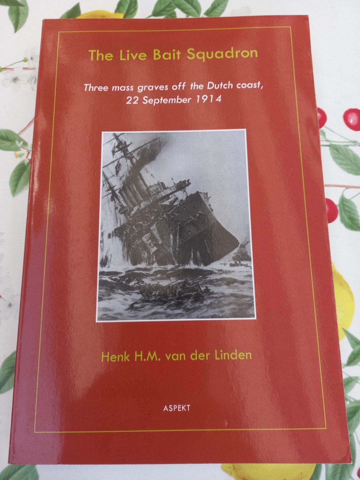 W Henk H.M. van der Linden - The live bait squadron, Ophalen of Verzenden, Zo goed als nieuw, Henk H.M. van der Linden