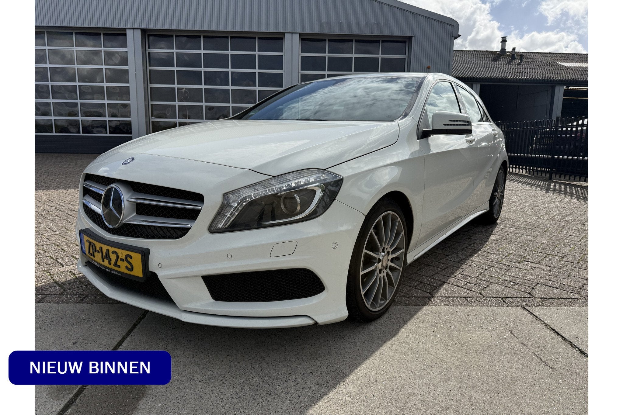 Mercedes-Benz A-Klasse 180 Prestige AMG-line * Camera * Trek, Voorwielaandrijving, Gebruikt, 4 cilinders, 1595 cc