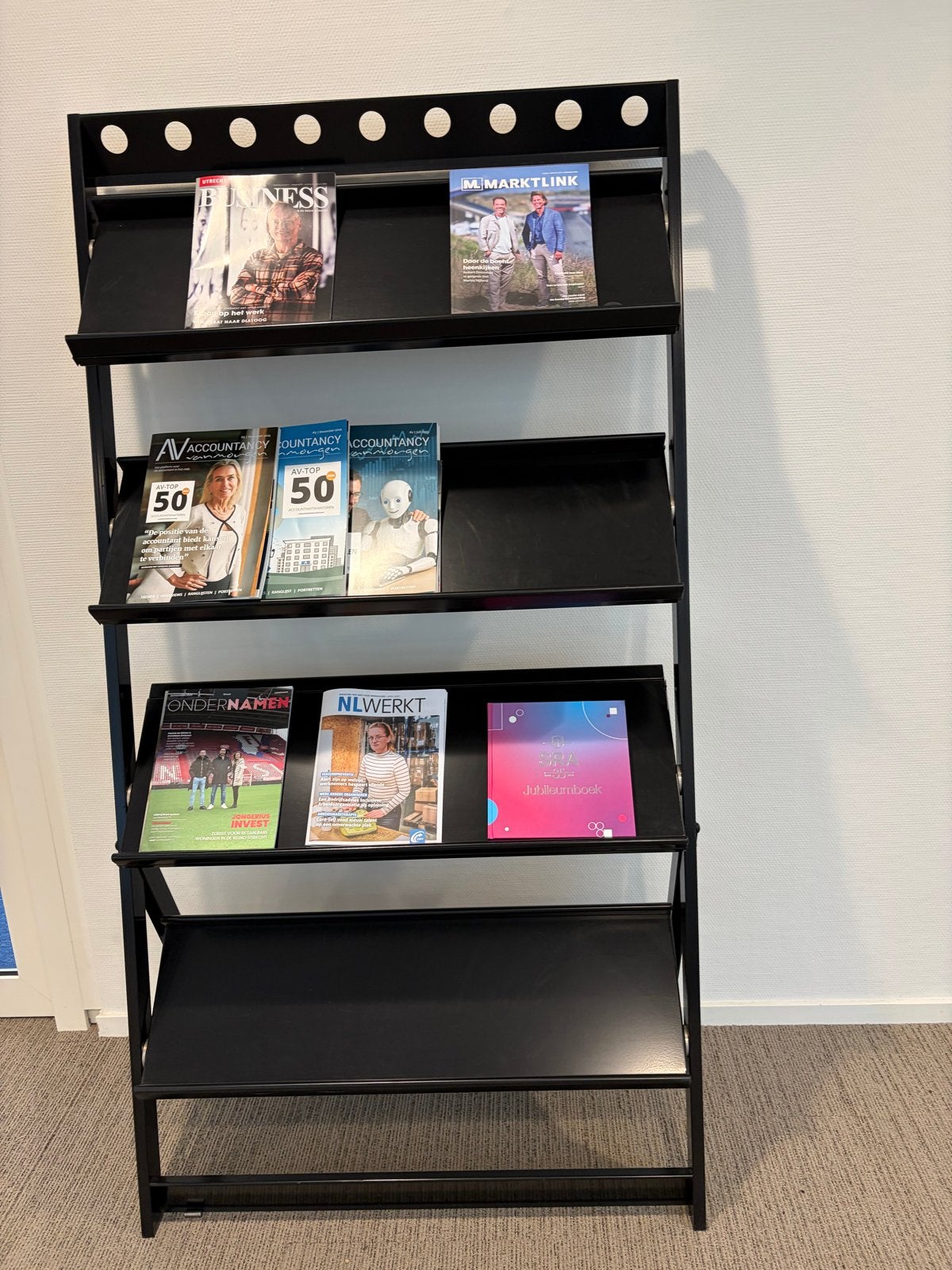 Zwart tijdschriftenrek / displayrek, Huis en Inrichting, Kasten | Stellingkasten, Ophalen, Gebruikt