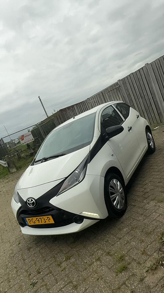 Toyota Aygo 1.0 Vvt-i 69pk 5D 2017 Wit, Auto's, Toyota, Voorwielaandrijving, 4 stoelen, Wit, Origineel Nederlands
