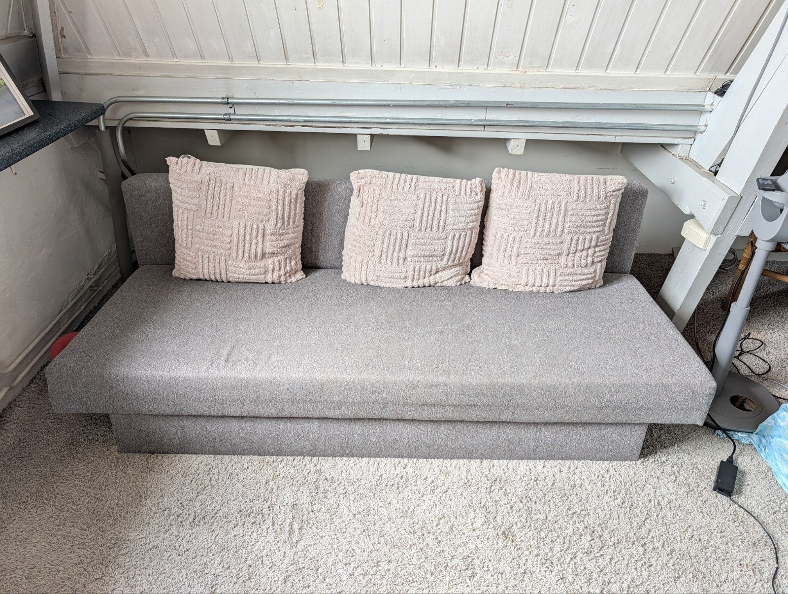 Ikea Grijze slaapbank met 3 kussens en opbergruimte, Ophalen of Verzenden, Gebruikt, Tweepersoons, 140 cm