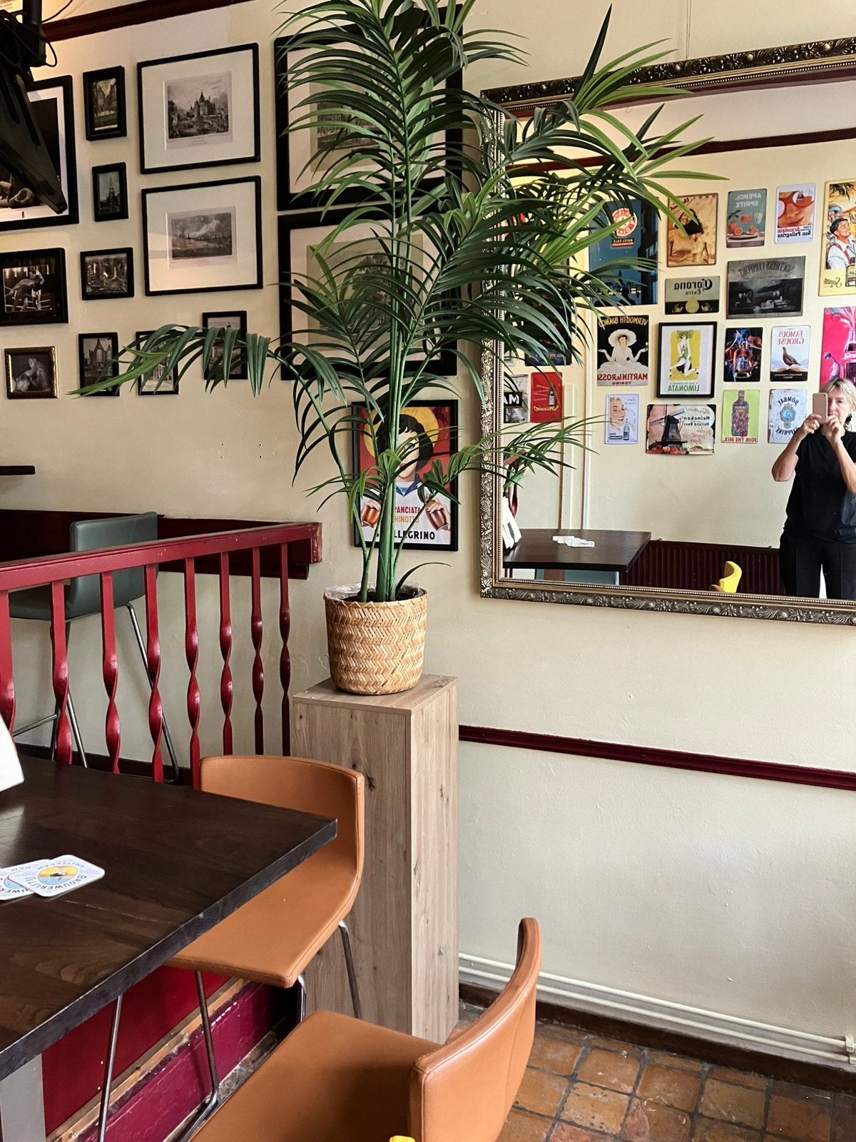 Kunst palm met mand en pilaar