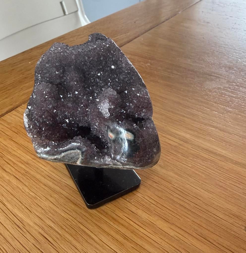 Amathist geode op standaard donker kleur., Ophalen of Verzenden