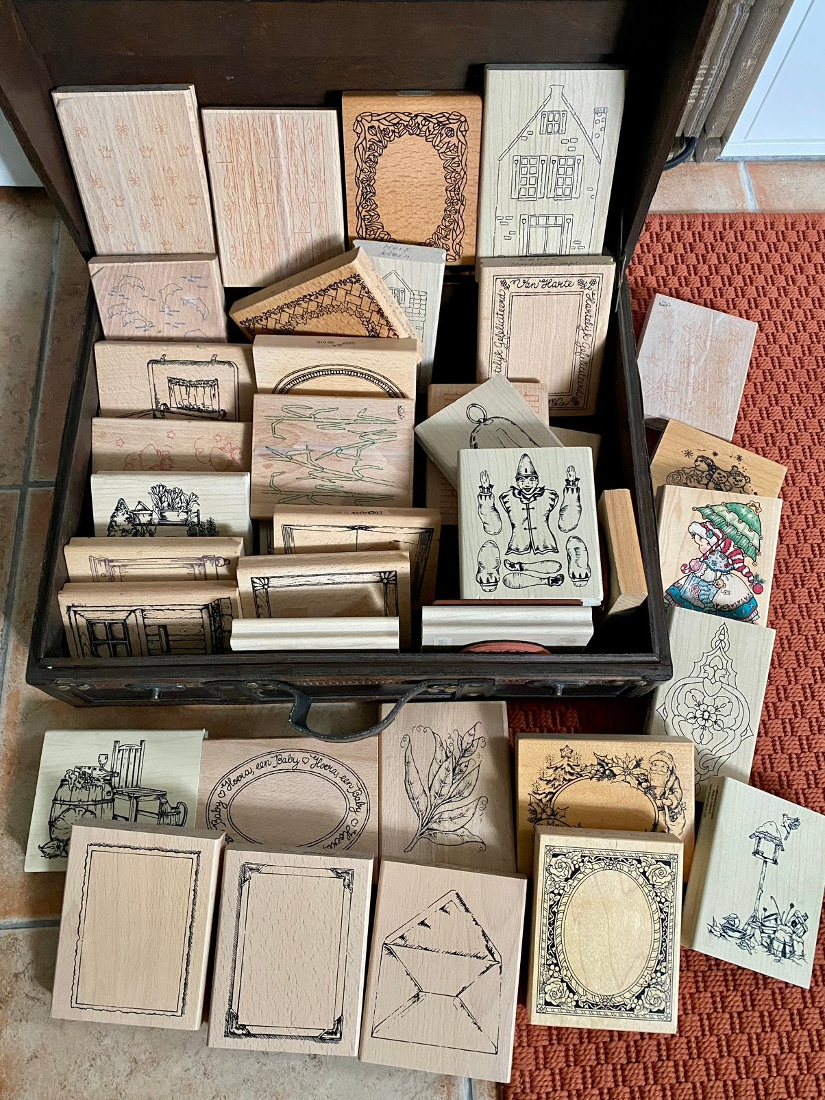 Koffer met nieuwe houten stempels, Hobby en Vrije tijd, Stempelen, Ophalen of Verzenden, Zo goed als nieuw, Houten stempel