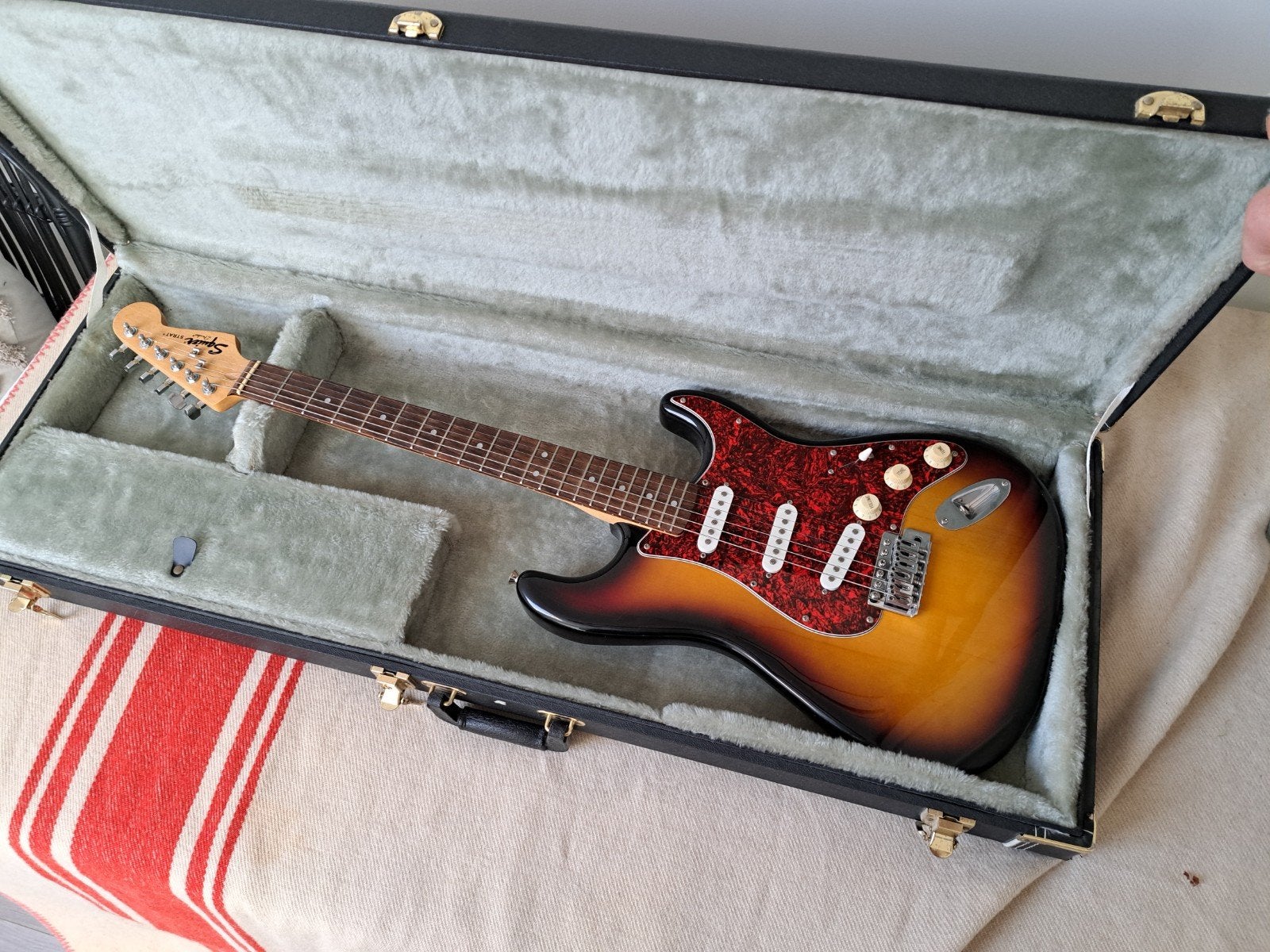Squier affinity stratocaster met koffer., Muziek en Instrumenten, Ophalen, Gebruikt, Solid body, Fender