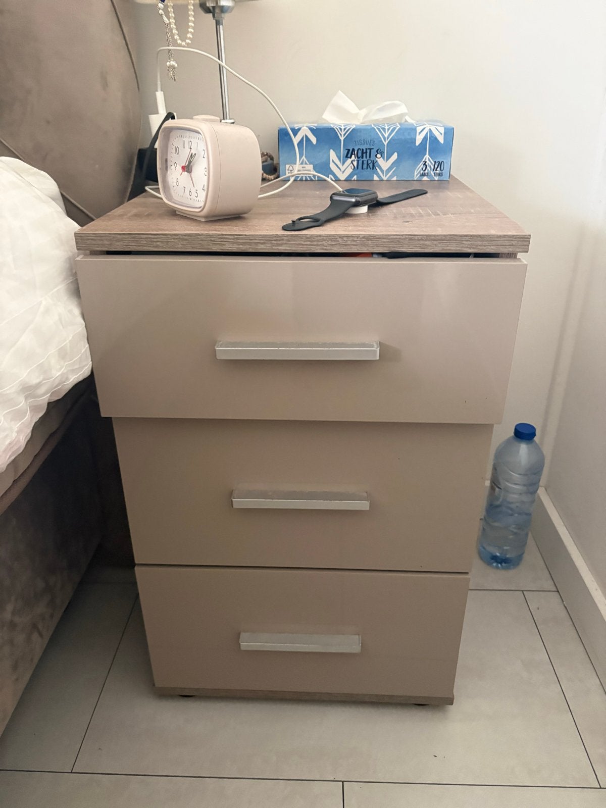Modern nachtkastje met 3 lades, Gebruikt, Minder dan 45 cm, Hout, 55 tot 70 cm