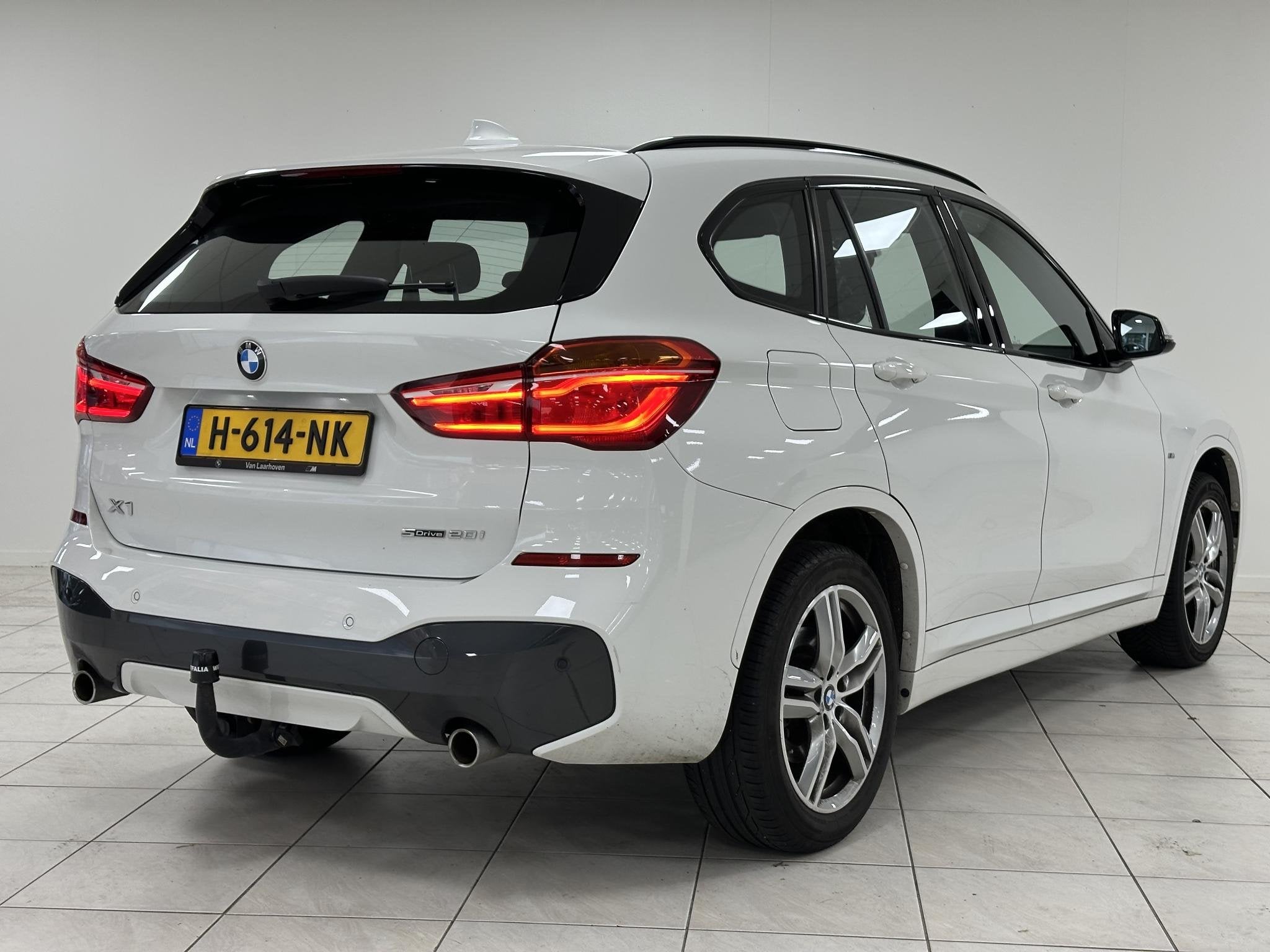 BMW X1 sDrive20i High Executive AFNEEMBARE TREKHAAK | STOELV, Auto's, 1998 cc, Met garantie (alle), Alcantara, Wit
