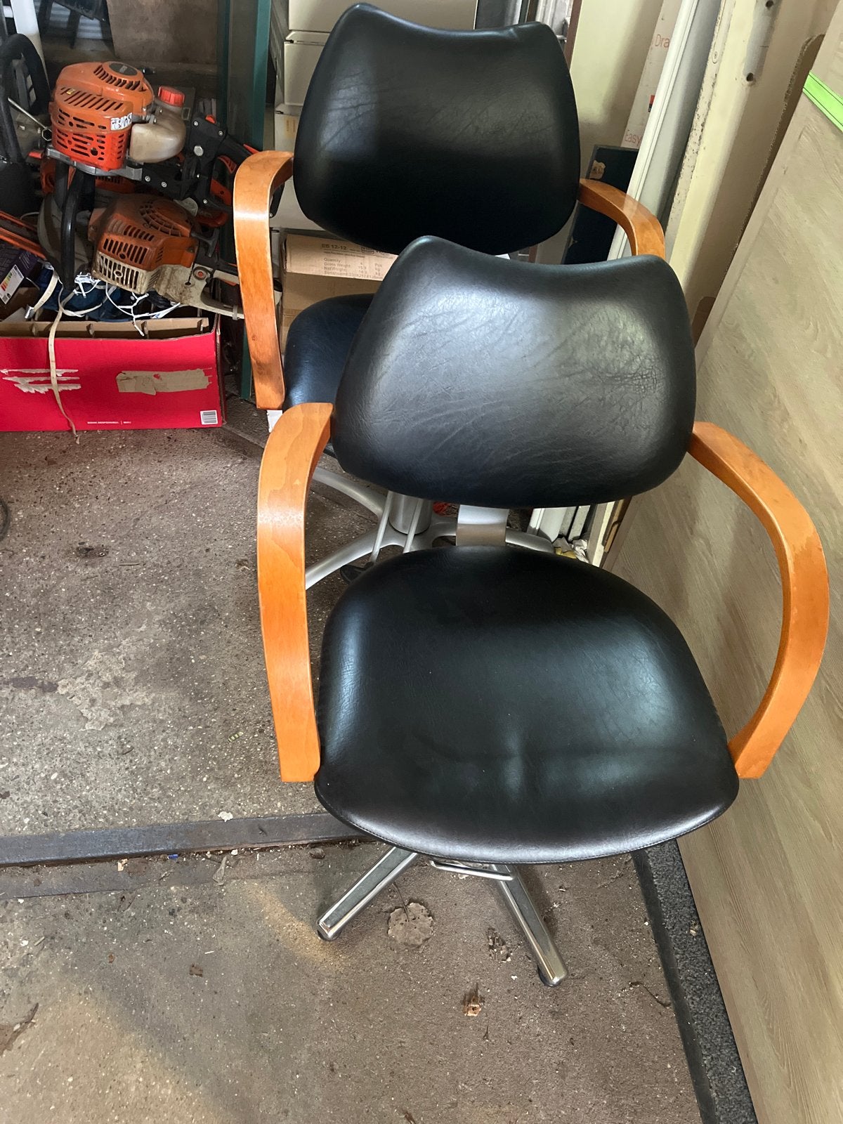 Kappersstoel in hoogte verstelbaar met houten leuning, Huis en Inrichting, Stoelen, Ophalen, Gebruikt