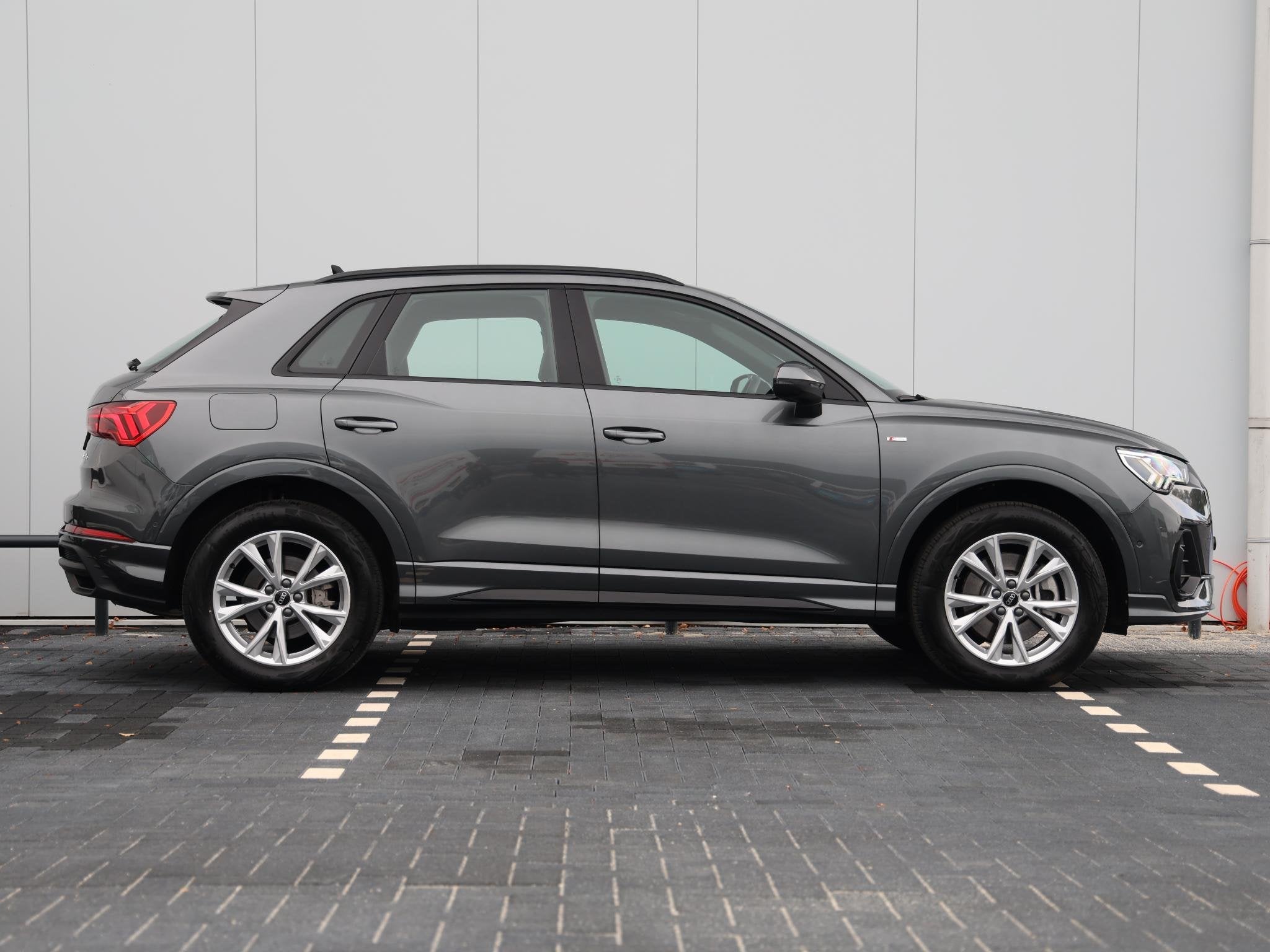 Audi Q3 45 TFSI e S edition 245pk | Camera | Stoelverwarming, Auto's, Gebruikt, Leder en Stof, Hybride Elektrisch/Benzine, 13 kWh