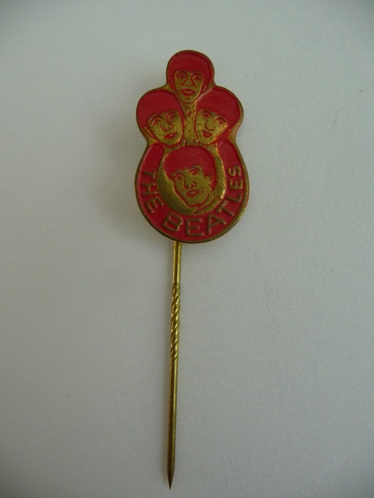 oud metalen speldje - THE BEATLES -kleur rood, Verzamelen, Ophalen of Verzenden, Gebruikt, Overige onderwerpen, Speldje of Pin