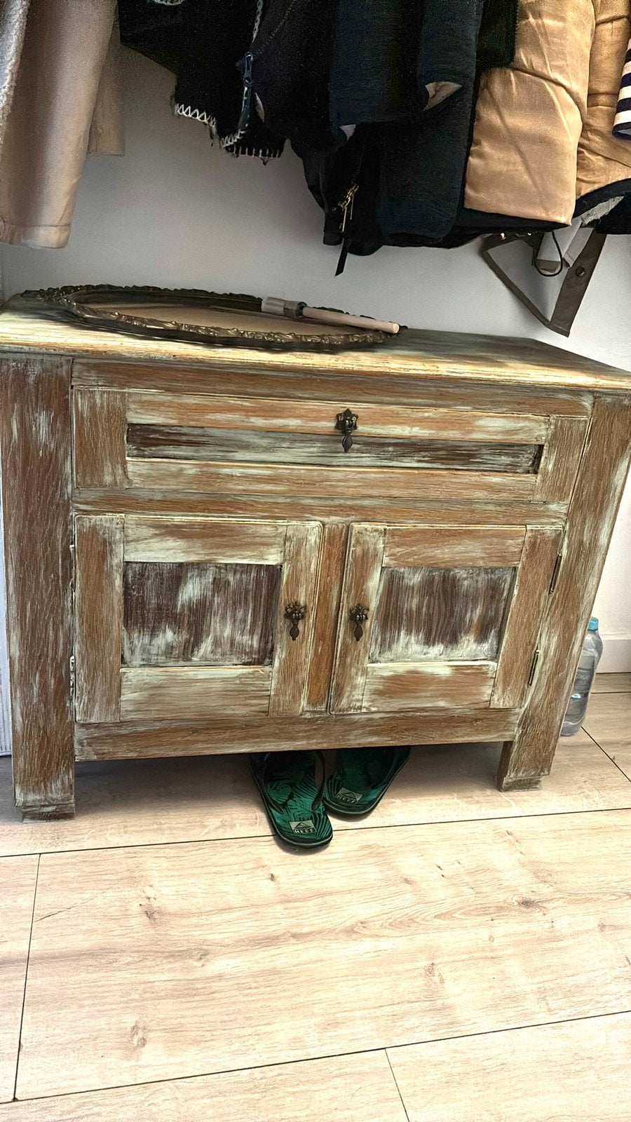 Houten kastje in bohemian style, Ophalen