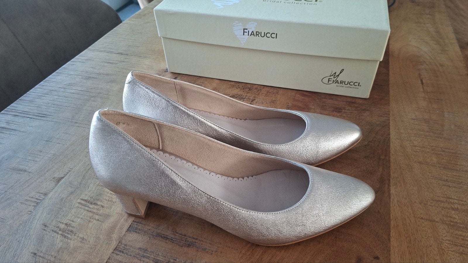 Fiarucci bruidsschoenen goud maat 37,5, Kleding | Dames, Schoenen met lage hakken, Overige kleuren, Fiarucci, Ophalen of Verzenden