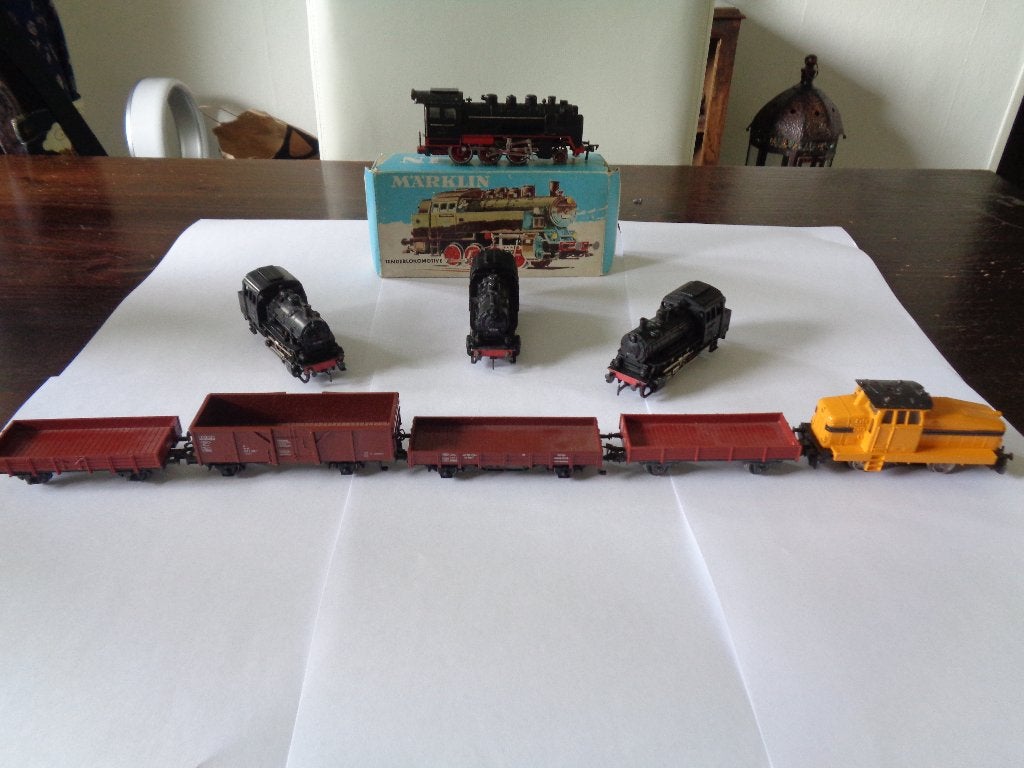 4 Märklin locs, 1 Henchel loc en 4 aanhangwagens., Wisselstroom, Gebruikt, Locomotief, Verzenden