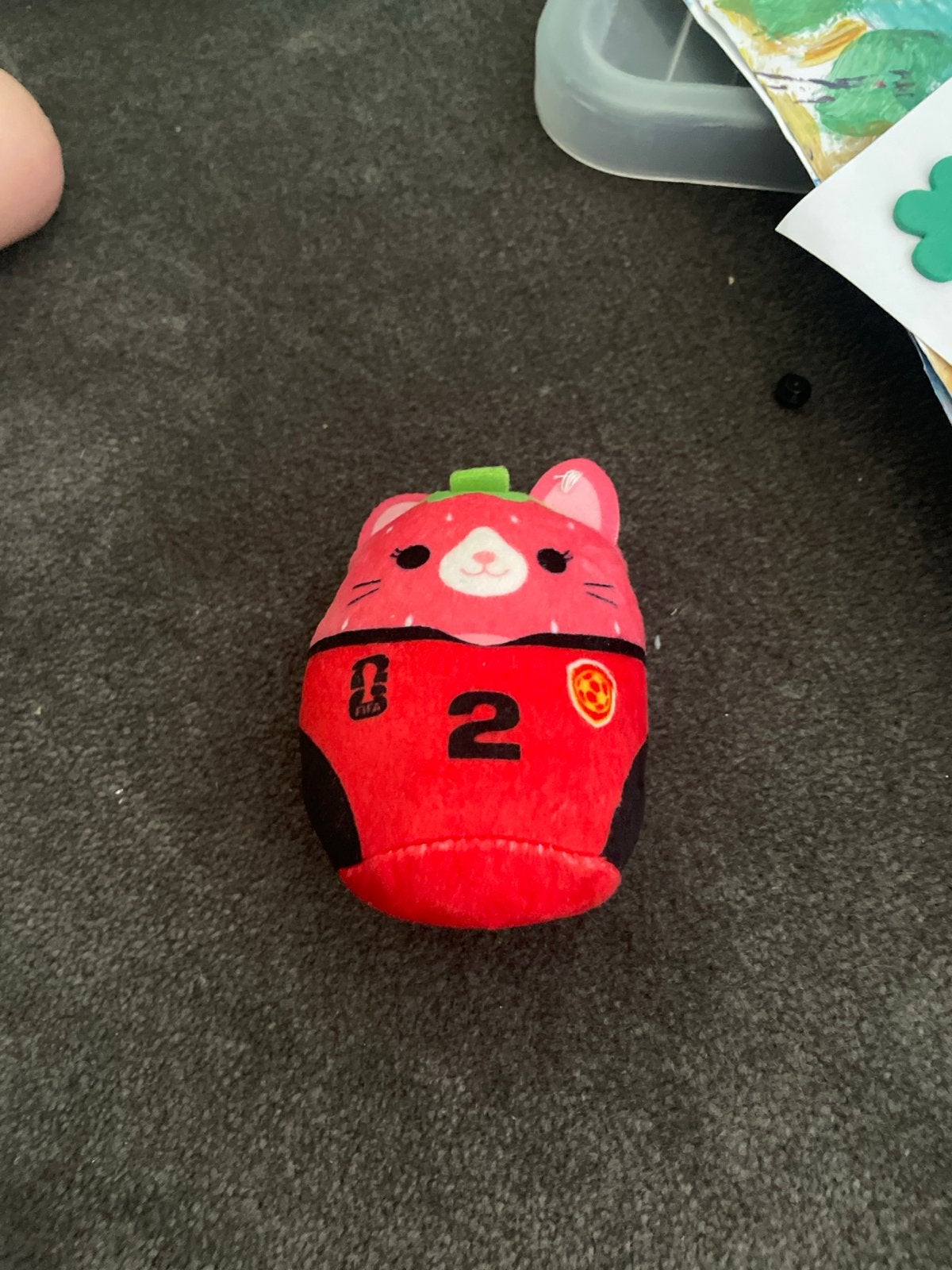 Squishmallow Olma de Aardbei Kat - Rood, Zo goed als nieuw, Overige karakters, Ophalen of Verzenden, Kat, Rood