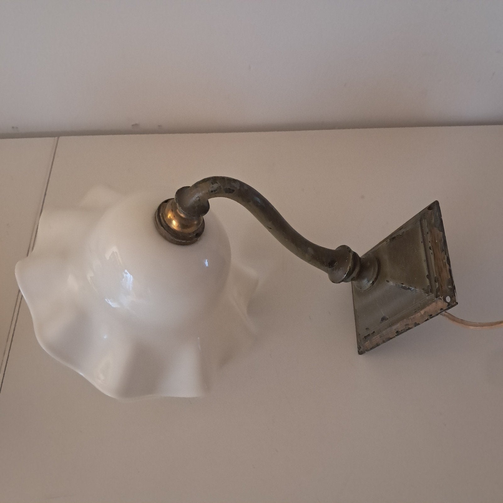 Antiek wandlampje met kapje van melk glas, Ophalen of Verzenden