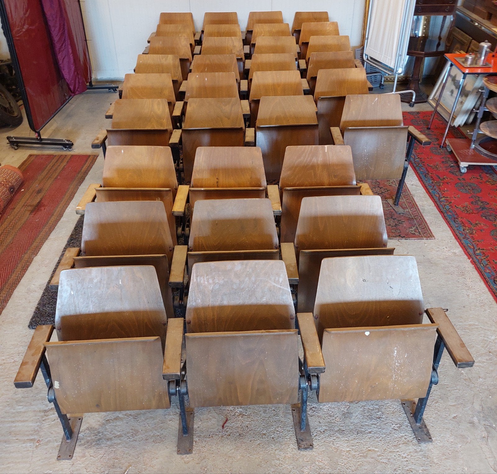 Partij oude theaterstoelen met terugklapsysteem, Ophalen