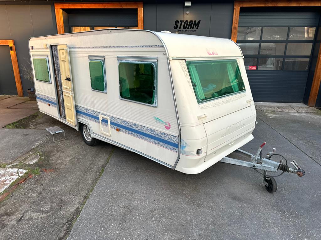 Adria Unica B 502 DU caravan met Z.G.A.N voortent á €1750,-, Caravans en Kamperen, Rondzit, Bedrijf, 750 - 1000 kg, Adria