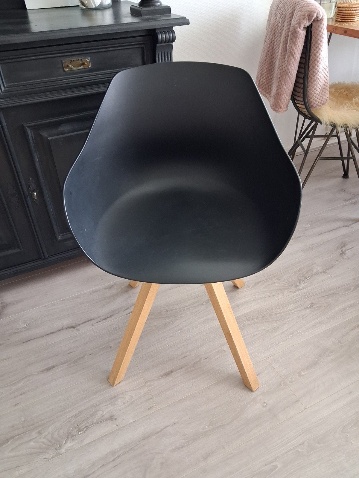 zwart kunststof kuip stoeltje,  blank houten poten, Huis en Inrichting, Stoelen, Kunststof, Gebruikt, Zwart, Ophalen of Verzenden