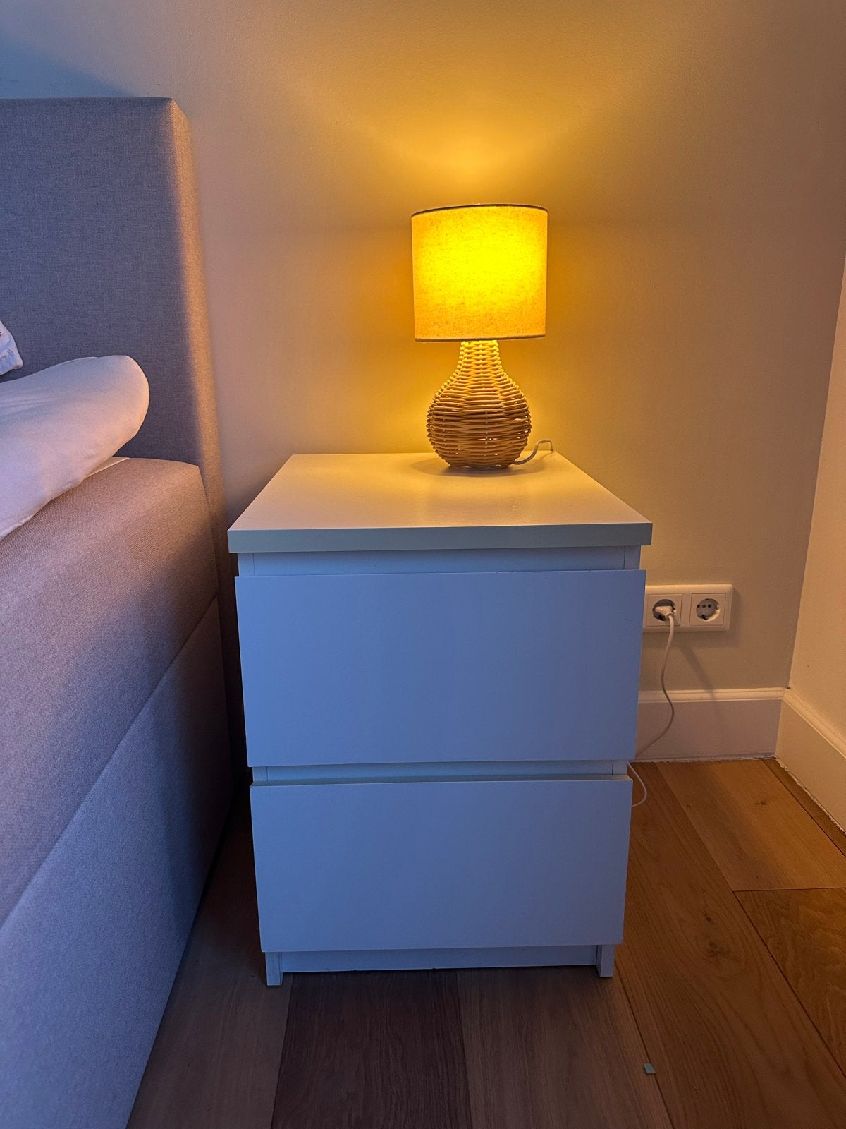 IKEA Nachtkastje Storklinta wit 2 stuks T.E.A.B., Ophalen, Gebruikt, 55 tot 70 cm, 45 tot 65 cm