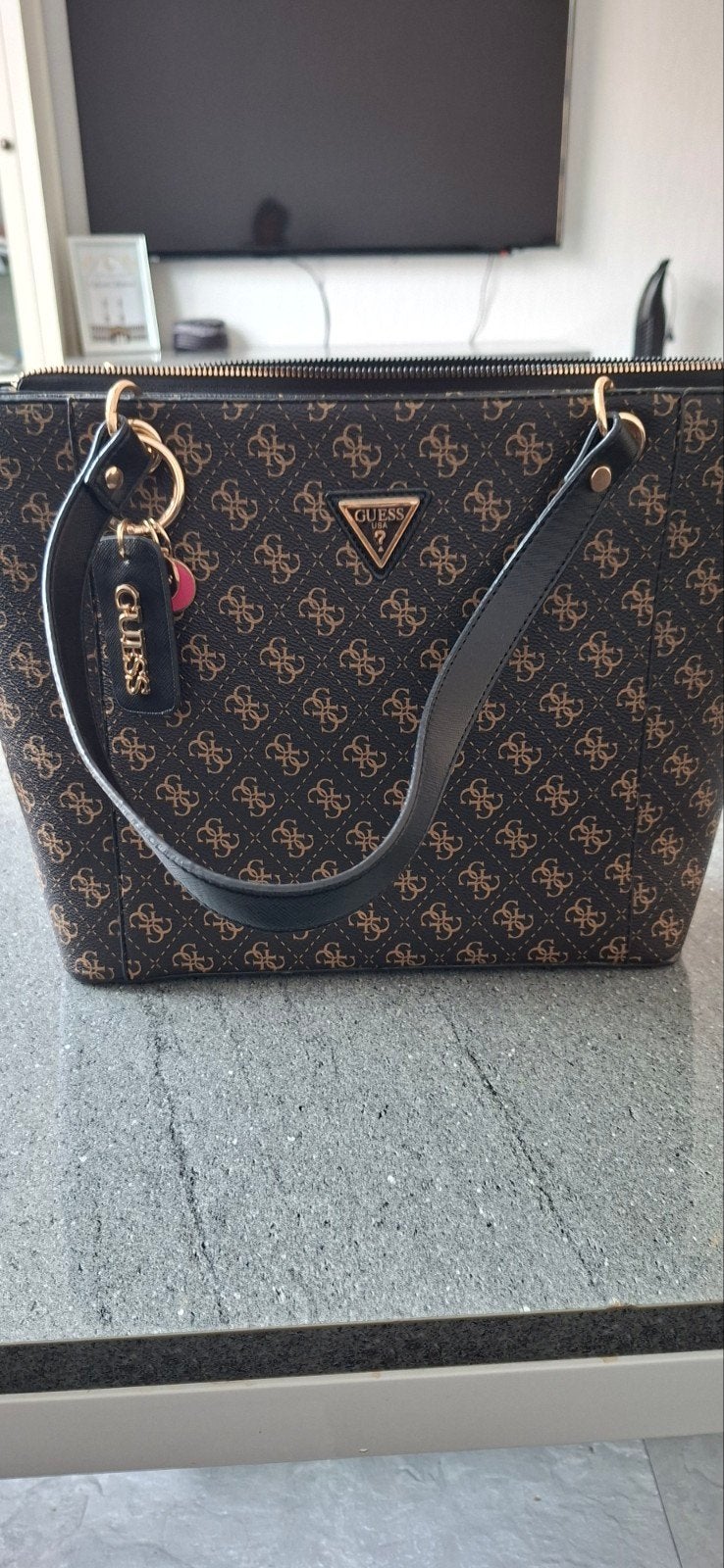Guess handtas met logo print, Sieraden, Tassen en Uiterlijk, Tassen | Damestassen, Ophalen of Verzenden, Zo goed als nieuw, Bruin